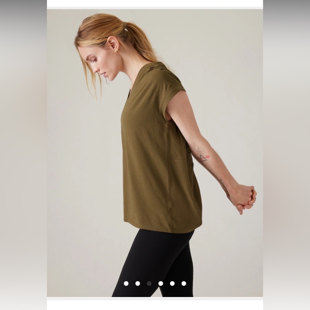 Athleta Outbound V-neck Short Sleeve Tee - Olive Green M NWT